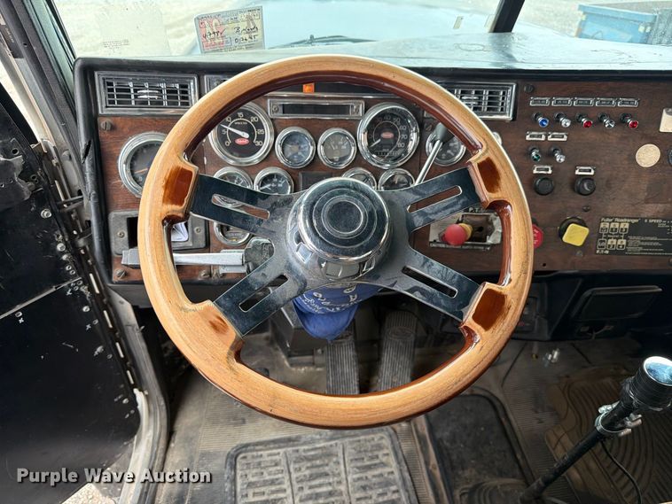 image for item FJ2026 2018 Peterbilt 579 semi truck
