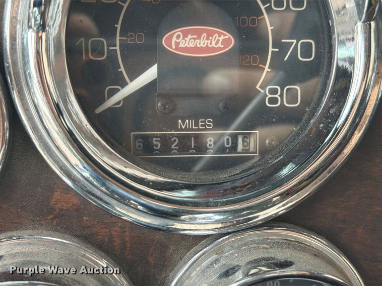 image for item FJ2026 2018 Peterbilt 579 semi truck