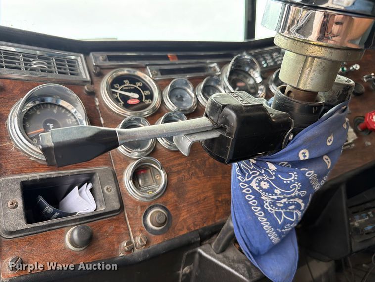 image for item FJ2026 2018 Peterbilt 579 semi truck