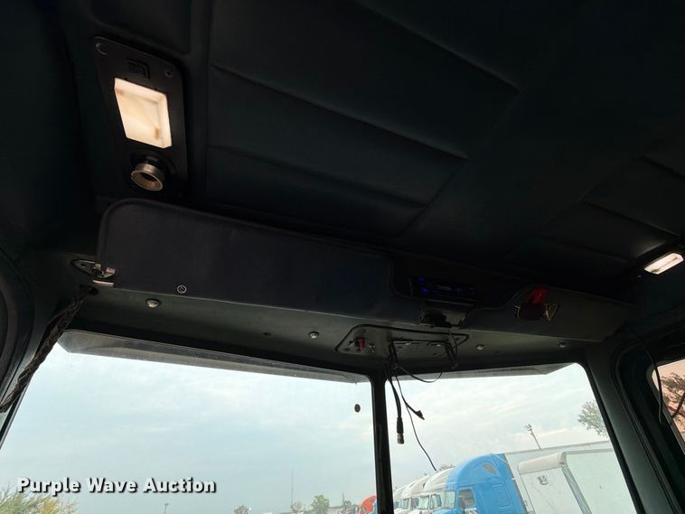 image for item FJ2026 2018 Peterbilt 579 semi truck