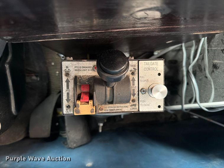 image for item FJ2026 2018 Peterbilt 579 semi truck