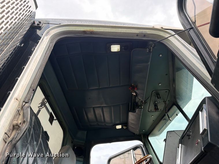 image for item FJ2026 2018 Peterbilt 579 semi truck