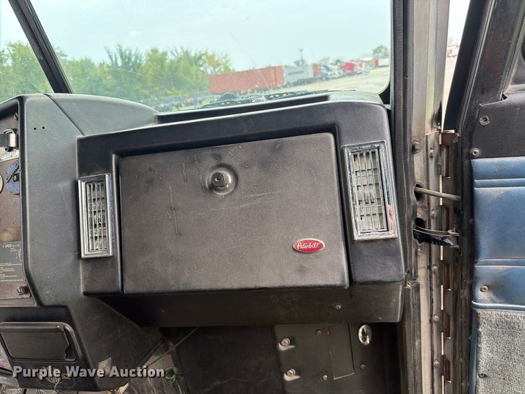 image for item FJ2026 2018 Peterbilt 579 semi truck