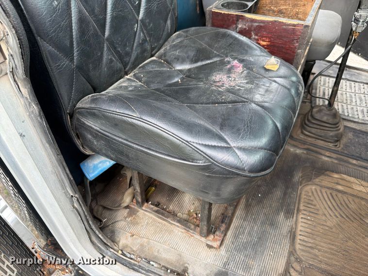image for item FJ2026 2018 Peterbilt 579 semi truck