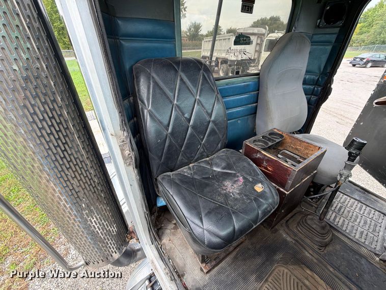 image for item FJ2026 2018 Peterbilt 579 semi truck