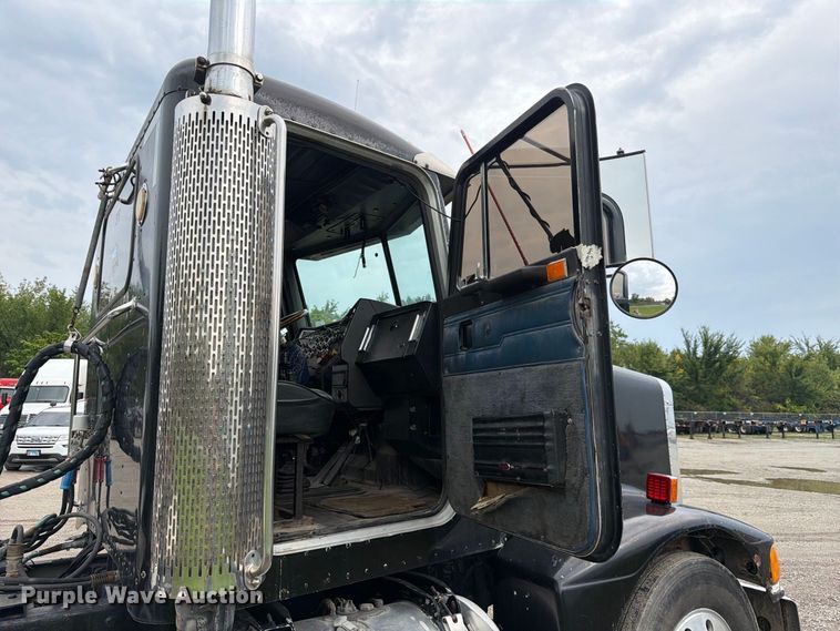 image for item FJ2026 2018 Peterbilt 579 semi truck