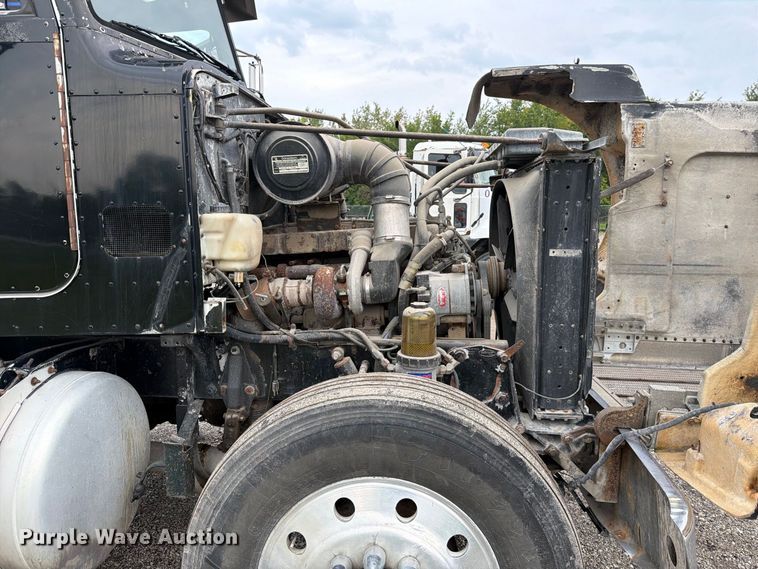 image for item FJ2026 2018 Peterbilt 579 semi truck