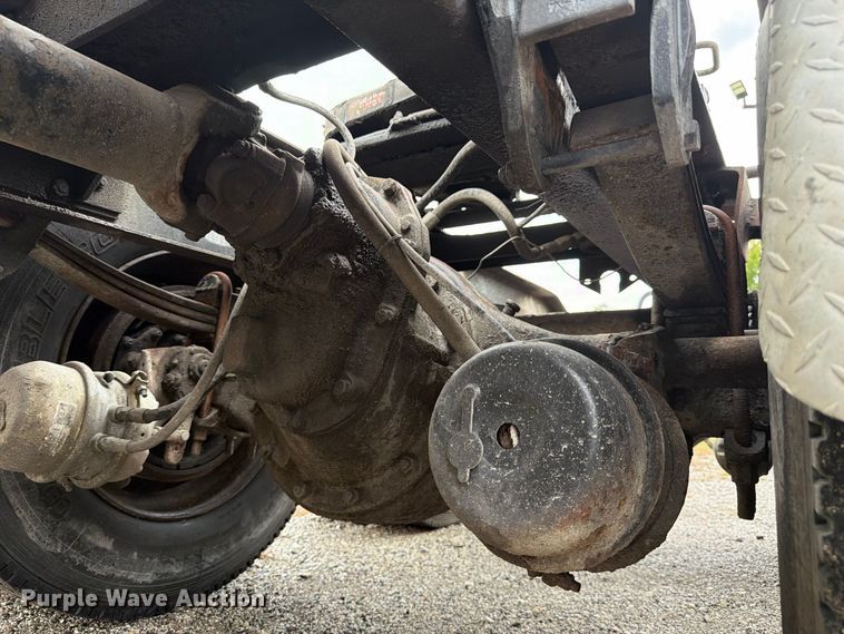 image for item FJ2026 2018 Peterbilt 579 semi truck