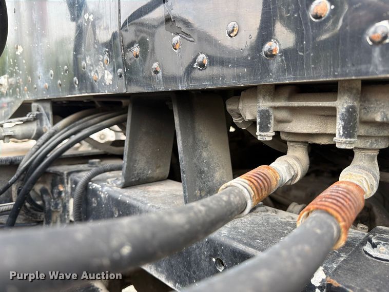 image for item FJ2026 2018 Peterbilt 579 semi truck