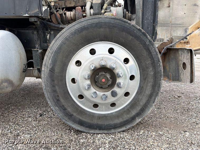 image for item FJ2026 2018 Peterbilt 579 semi truck