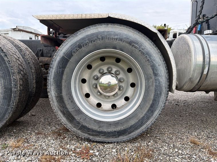 image for item FJ2026 2018 Peterbilt 579 semi truck