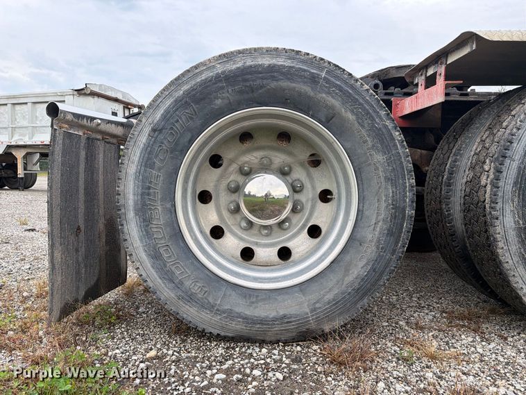 image for item FJ2026 2018 Peterbilt 579 semi truck