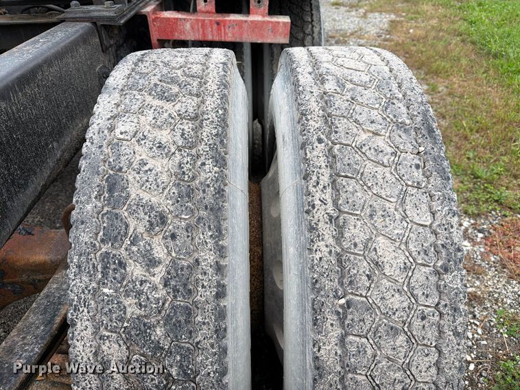 image for item FJ2026 2018 Peterbilt 579 semi truck