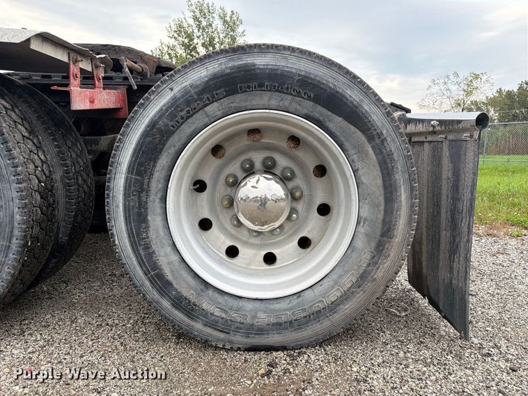 image for item FJ2026 2018 Peterbilt 579 semi truck