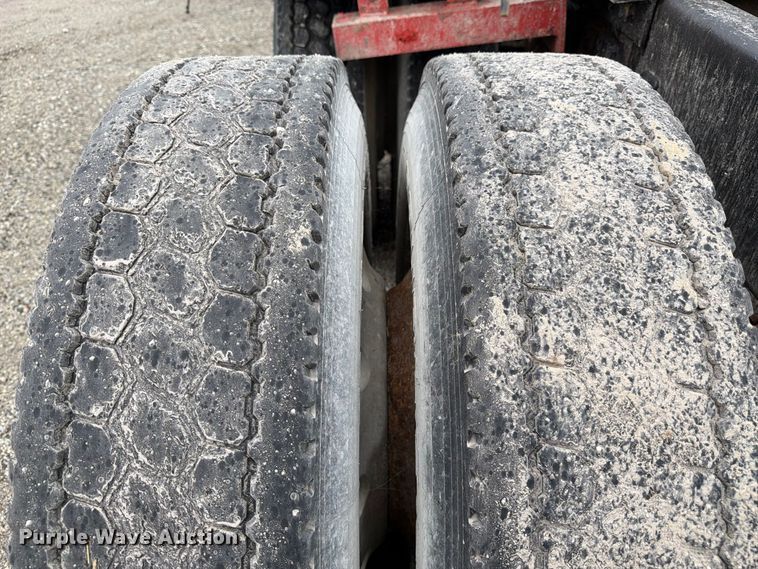 image for item FJ2026 2018 Peterbilt 579 semi truck