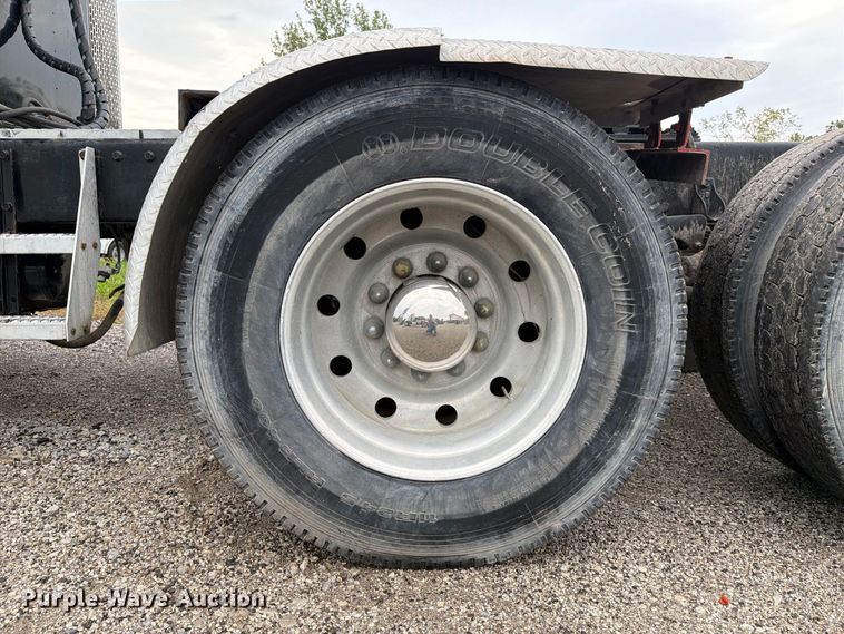 image for item FJ2026 2018 Peterbilt 579 semi truck