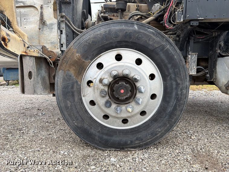 image for item FJ2026 2018 Peterbilt 579 semi truck