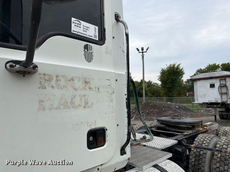 image for item FJ2027 2006 Mack CXN Vision semi truck