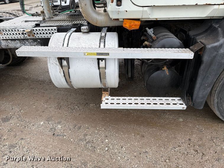 image for item FJ2027 2006 Mack CXN Vision semi truck