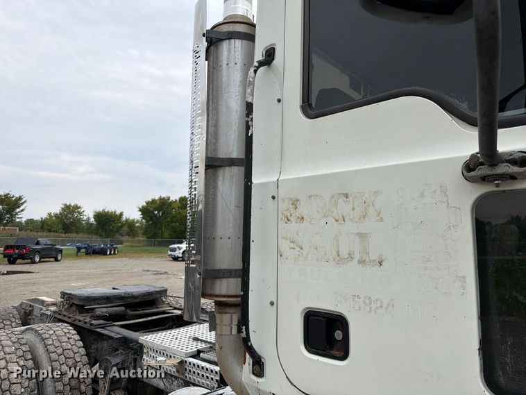 image for item FJ2027 2006 Mack CXN Vision semi truck
