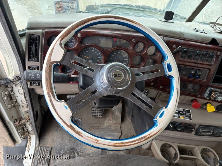 image for item FJ2027 2006 Mack CXN Vision semi truck