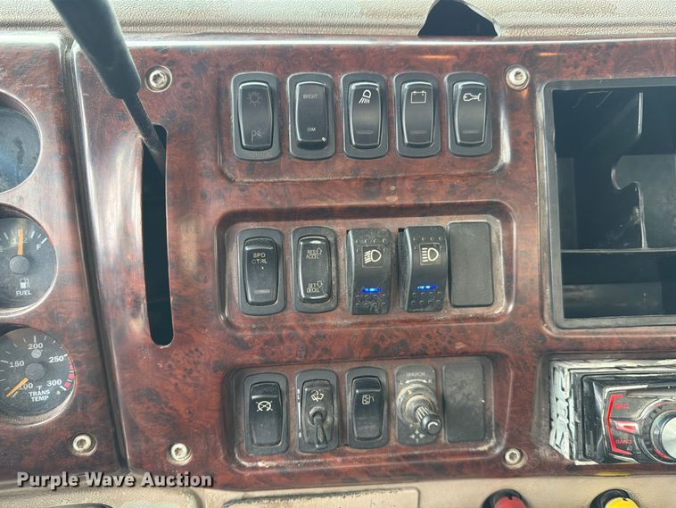 image for item FJ2027 2006 Mack CXN Vision semi truck