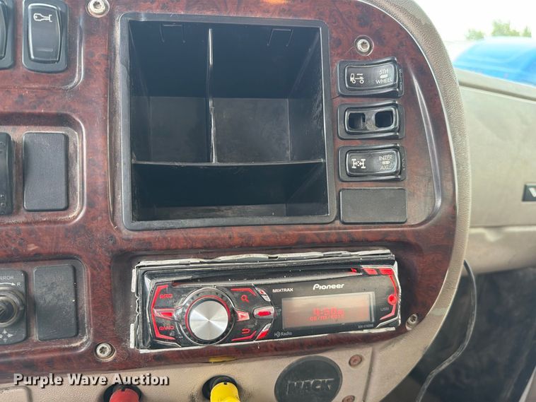 image for item FJ2027 2006 Mack CXN Vision semi truck