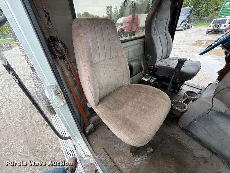 image for item FJ2027 2006 Mack CXN Vision semi truck