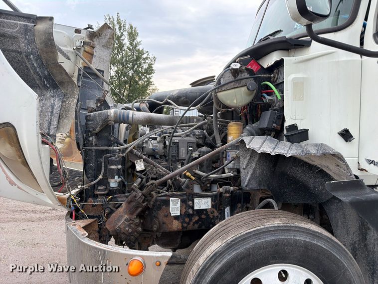 image for item FJ2027 2006 Mack CXN Vision semi truck