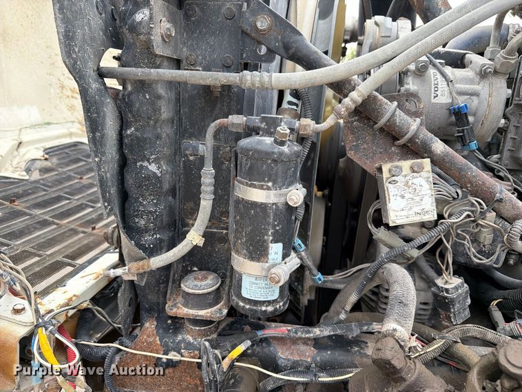 image for item FJ2027 2006 Mack CXN Vision semi truck