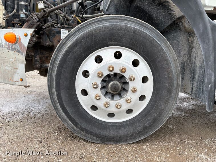 image for item FJ2027 2006 Mack CXN Vision semi truck