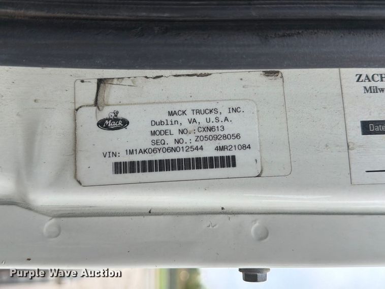 image for item FJ2027 2006 Mack CXN Vision semi truck