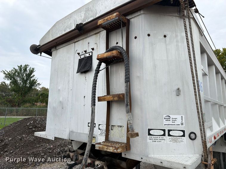 image for item FJ2028 1999 Galbreath end dump trailer