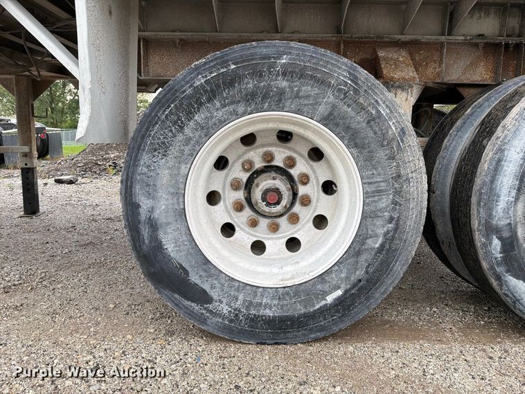 image for item FJ2028 1999 Galbreath end dump trailer