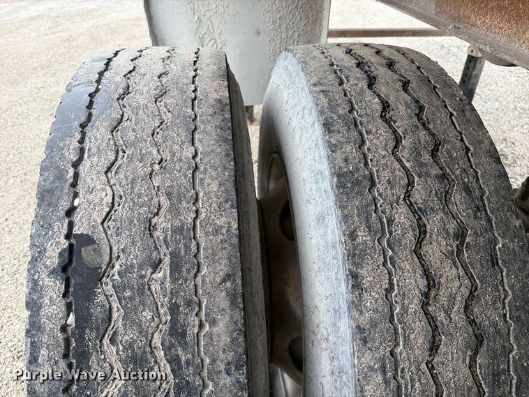 image for item FJ2028 1999 Galbreath end dump trailer