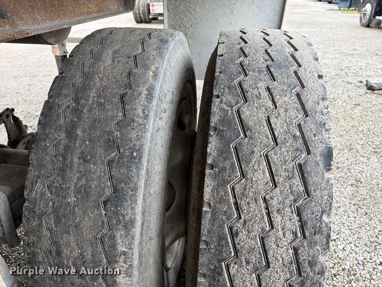 image for item FJ2028 1999 Galbreath end dump trailer