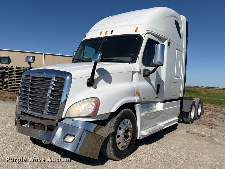 image for item FJ2034 2012 Freightliner Cascadia semi truck