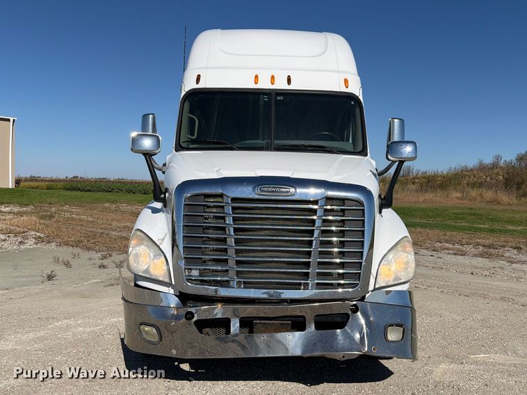 image for item FJ2034 2012 Freightliner Cascadia semi truck
