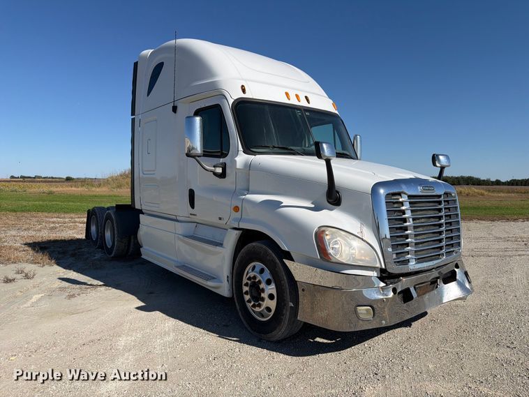image for item FJ2034 2012 Freightliner Cascadia semi truck