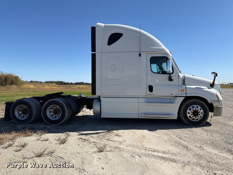 image for item FJ2034 2012 Freightliner Cascadia semi truck