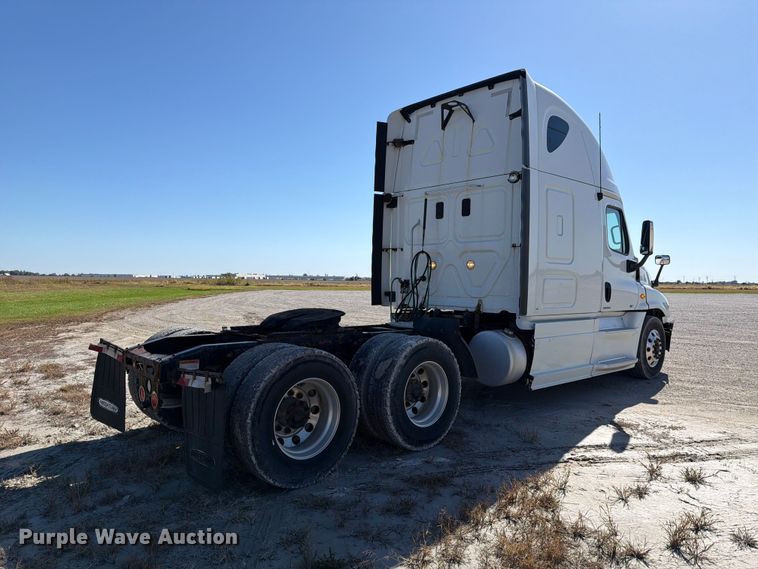 image for item FJ2034 2012 Freightliner Cascadia semi truck
