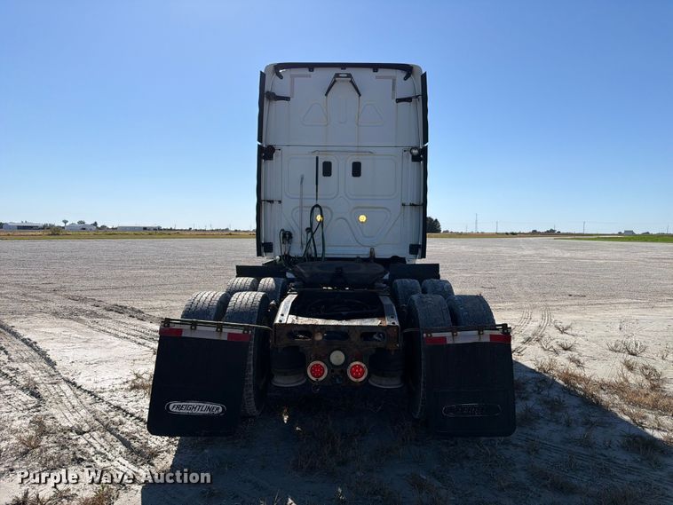image for item FJ2034 2012 Freightliner Cascadia semi truck