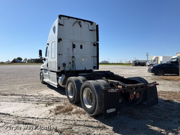 image for item FJ2034 2012 Freightliner Cascadia semi truck