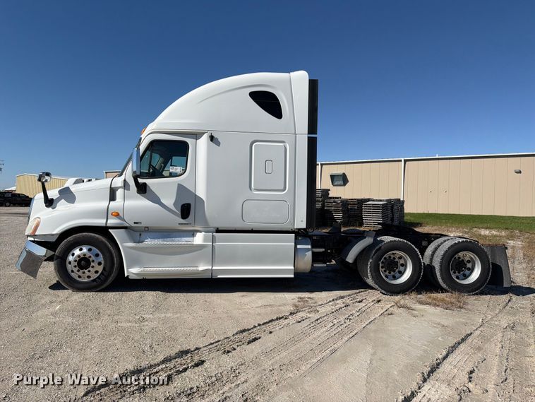 image for item FJ2034 2012 Freightliner Cascadia semi truck
