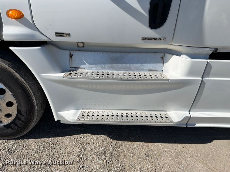 image for item FJ2034 2012 Freightliner Cascadia semi truck