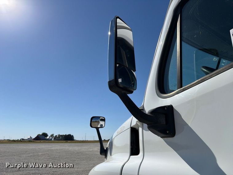 image for item FJ2034 2012 Freightliner Cascadia semi truck
