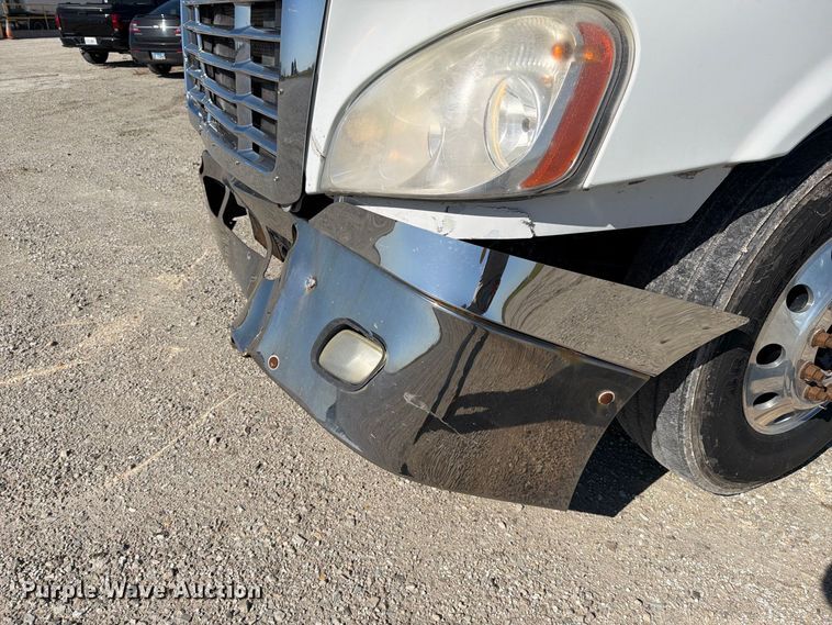 image for item FJ2034 2012 Freightliner Cascadia semi truck