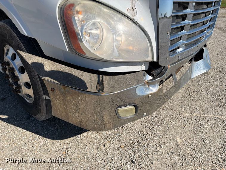 image for item FJ2034 2012 Freightliner Cascadia semi truck