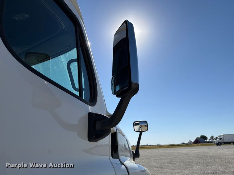 image for item FJ2034 2012 Freightliner Cascadia semi truck