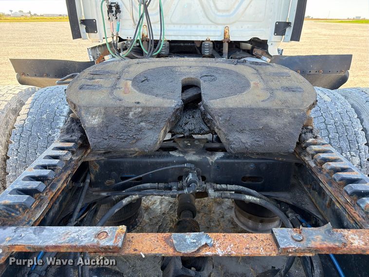 image for item FJ2034 2012 Freightliner Cascadia semi truck